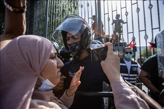 Protestas en Túnez de partidarios y opositores del presidente Kais Saied, después de la destitución del primer ministro y disolución del Parlamento