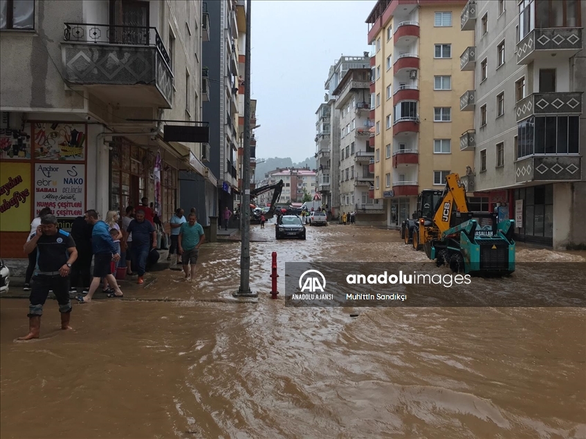 Arhavi'de sağanağın ardından iki mahalleyi su bastı