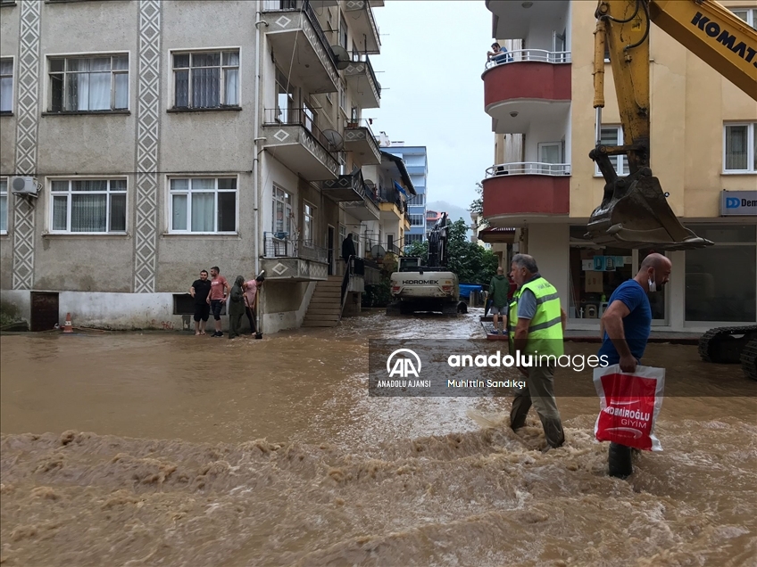 Arhavi'de sağanağın ardından iki mahalleyi su bastı