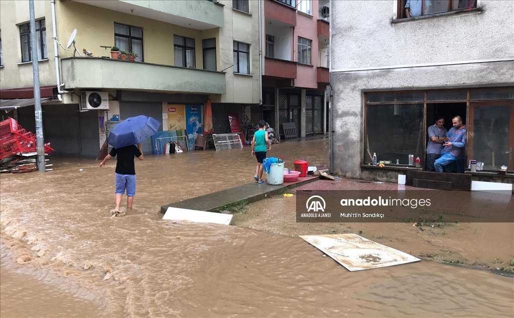 Arhavi'de sağanağın ardından iki mahalleyi su bastı
