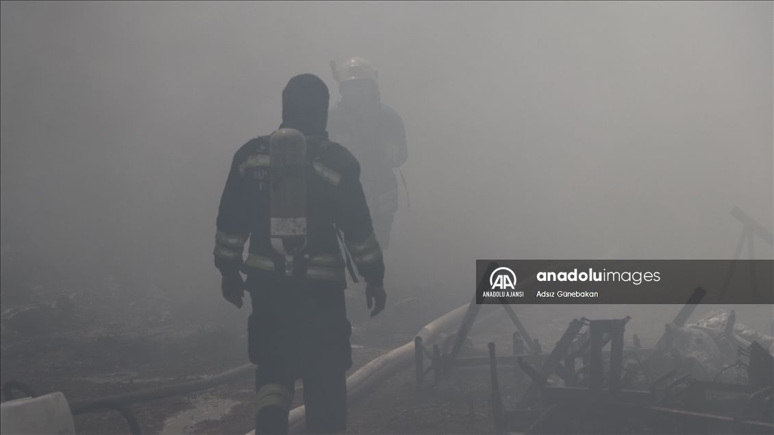 Gaziantep'te depoda çıkan yangına müdahale ediliyor