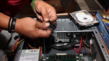 Eski elektronik eşyalar köy okullarına bilgisayar oluyor