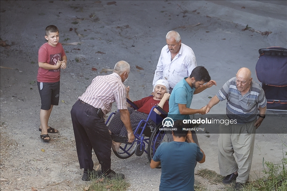 Manavgat'ta çıkan orman yangını havadan ve karadan müdahaleyle kontrol altına alınmaya çalışılıyor