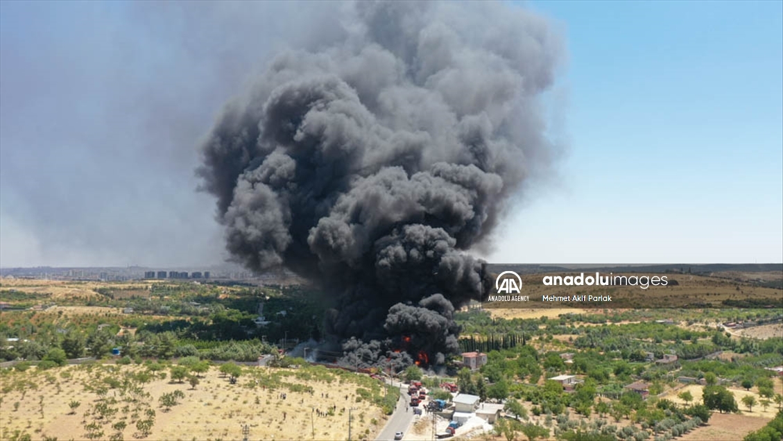 Fuerte incendio en un almacén de Gaziantep, Turquía