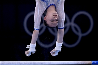 La gimnasta olímpica Vladislava Urazova durante los Juegos Olímpicos de Tokio 2020