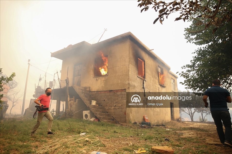 Manavgat ve Akseki'deki orman yangınlarına havadan müdahale başladı
