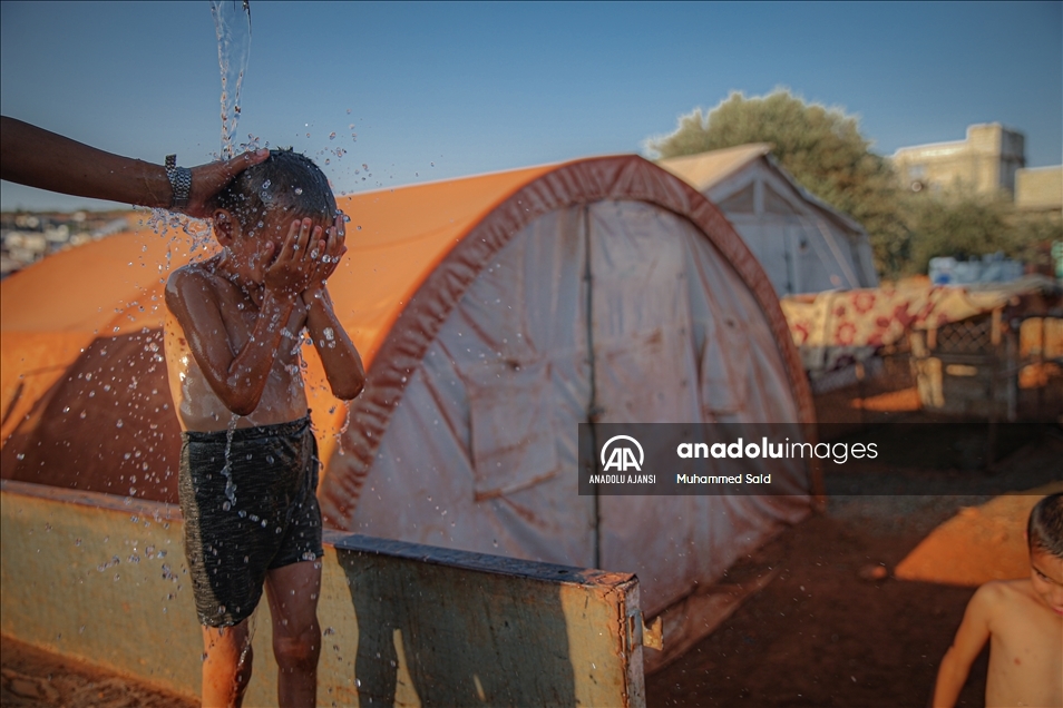 suriye'deki kamplarda yaşayan siviller aşırı sıcaklarla da mücadele ediyor 15