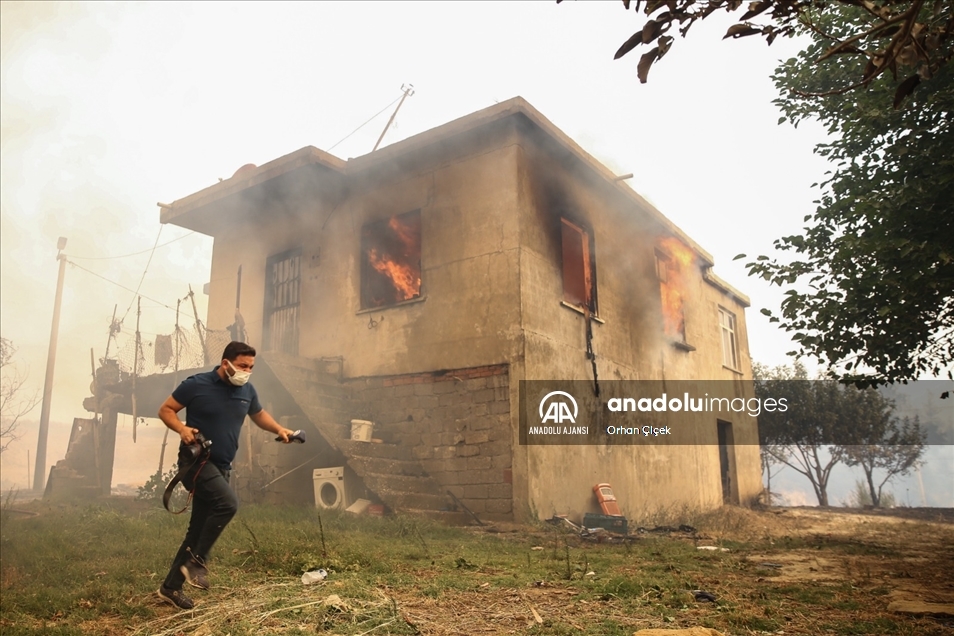 Manavgat ve Akseki'deki orman yangınlarına havadan müdahale başladı