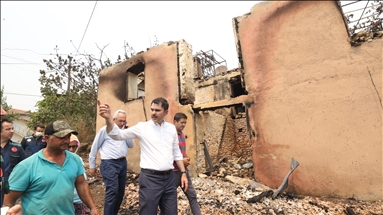 Çevre ve Şehircilik Bakanı Kurum, Manavgat'taki orman yangını nedeniyle zarar gören alanlarda incelemeler yaptı