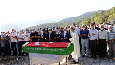 Marmaris'te yangın söndürme ekiplerine su taşırken hayatını kaybeden gencin cenazesi toprağa verildi