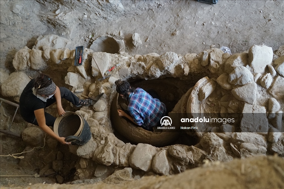 Balıkesir'deki Antandros Antik Kenti'nde 2 bin 400 yıllık pitos mezar bulundu