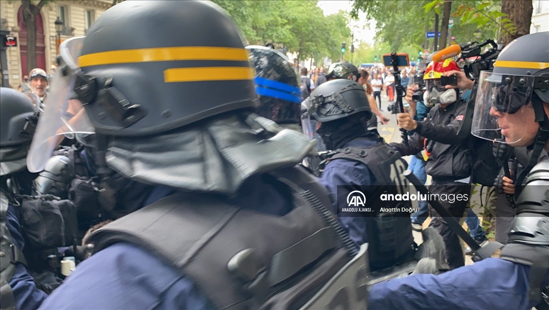 Fransa'da "Kovid-19 aşısı zorunluluğu" ve "sağlık ruhsatı" karşıtları meydanları doldurdu
