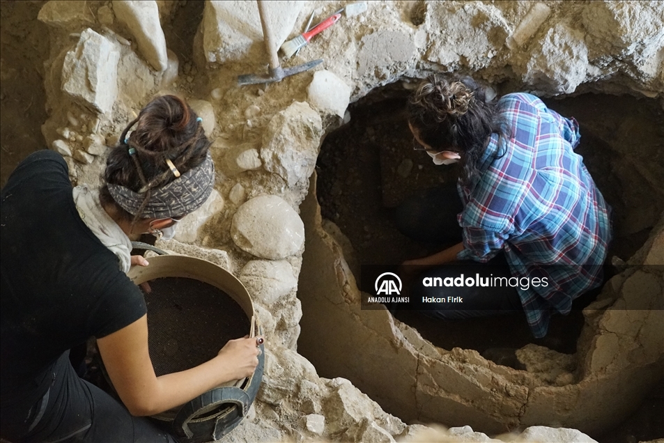 Balıkesir'deki Antandros Antik Kenti'nde 2 bin 400 yıllık pitos mezar bulundu
