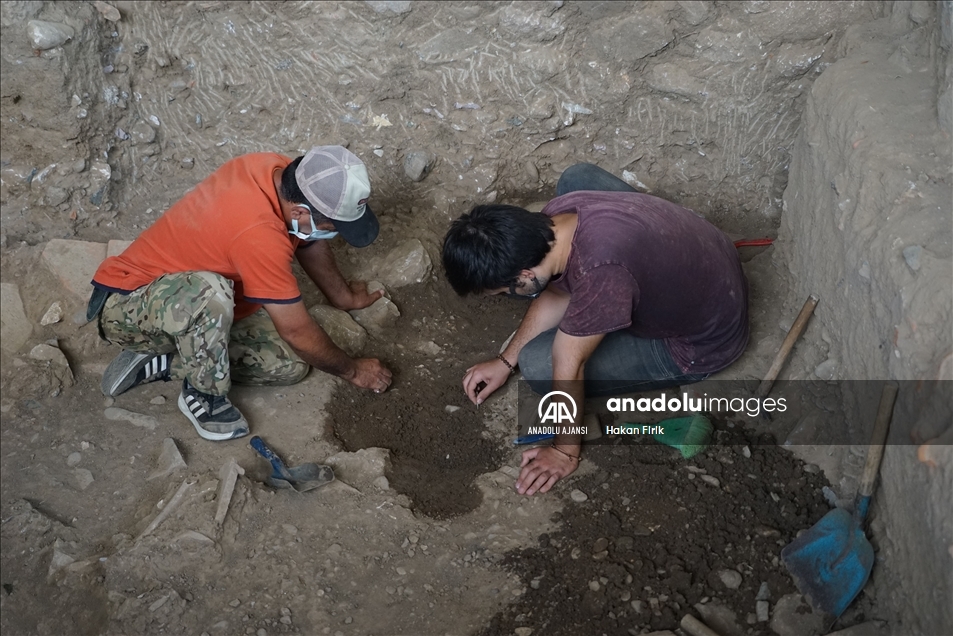 Balıkesir'deki Antandros Antik Kenti'nde 2 bin 400 yıllık pitos mezar bulundu