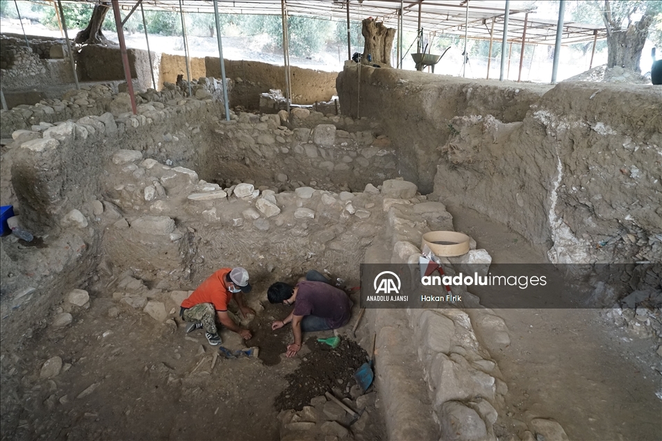 Balıkesir'deki Antandros Antik Kenti'nde 2 bin 400 yıllık pitos mezar bulundu
