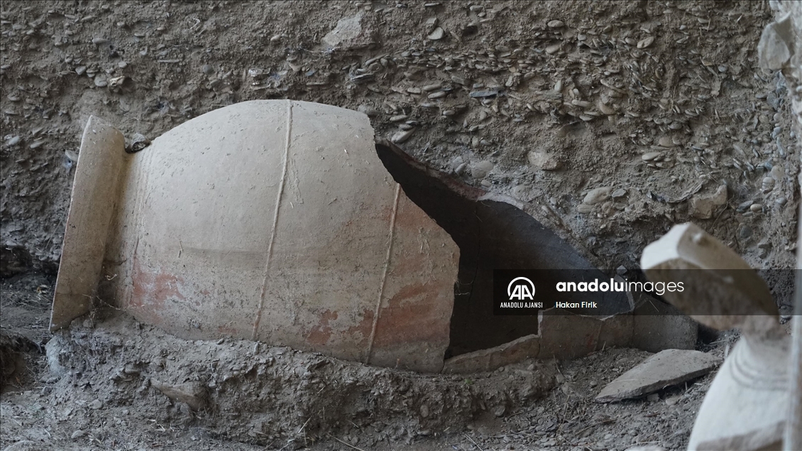 Balıkesir'deki Antandros Antik Kenti'nde 2 bin 400 yıllık pitos mezar bulundu