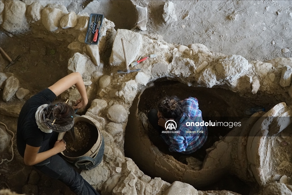 Balıkesir'deki Antandros Antik Kenti'nde 2 bin 400 yıllık pitos mezar bulundu