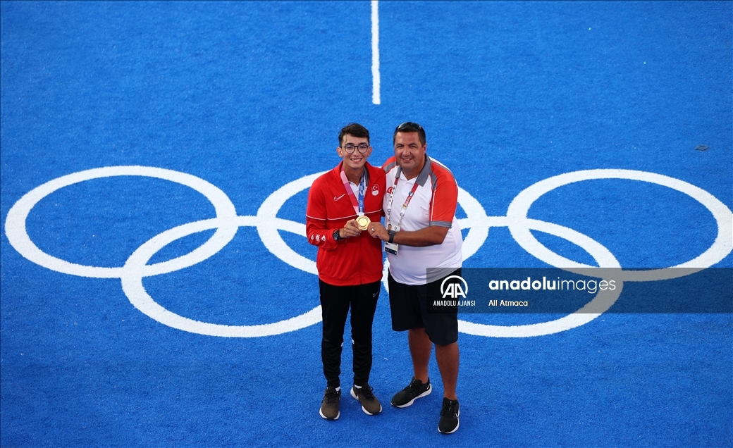 Olimpiyat şampiyonu okçu Mete Gazoz madalyasını aldı