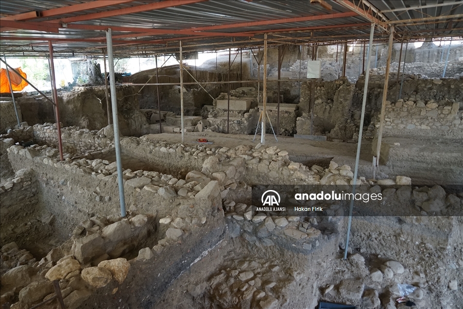 Balıkesir'deki Antandros Antik Kenti'nde 2 bin 400 yıllık pitos mezar bulundu