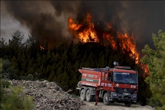 Continúa la lucha terrestre y aérea contra los incendios forestales en Turquía