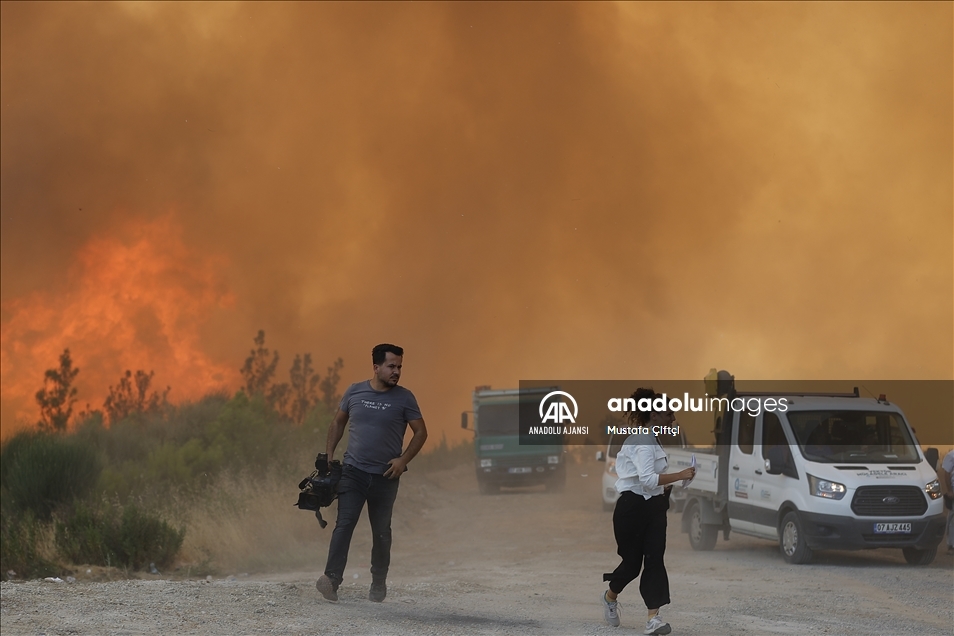 Manavgat'taki orman yangınına havadan ve karadan müdahale sürüyor