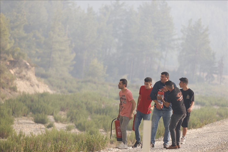 Manavgat'taki orman yangınına havadan karadan müdahale ediliyor