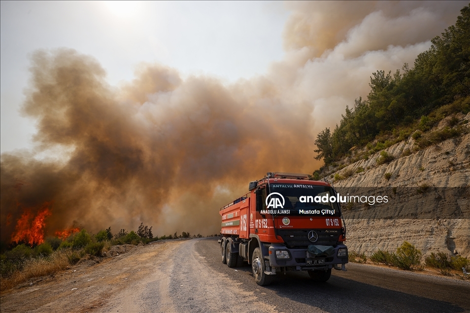 Manavgat'taki orman yangınına havadan ve karadan müdahale sürüyor