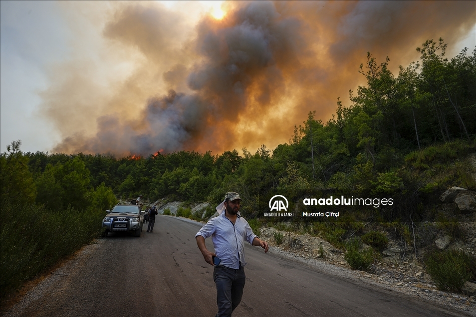 Manavgat'taki orman yangınına havadan ve karadan müdahale sürüyor