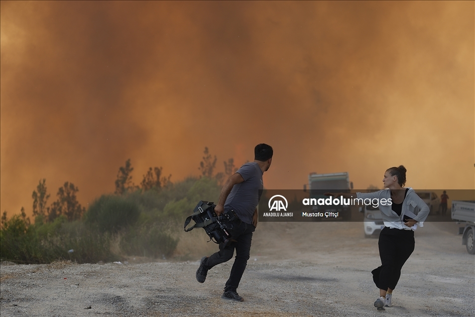 Manavgat'taki orman yangınına havadan ve karadan müdahale sürüyor