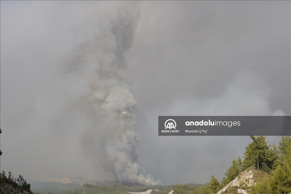 Несколько вертолетов одновременно задействованы в тушении пожара в турецком Манавгате провинции Анталья