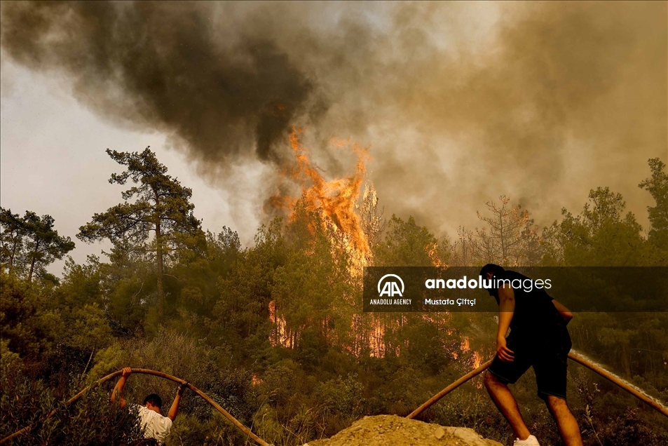 Ciudadanos se unen a la lucha para controlar los incendios forestales en Antalya, Turquía