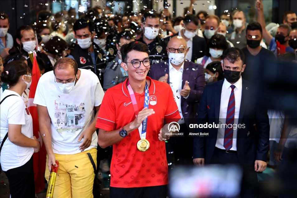 Olimpiyat şampiyonu Mete Gazoz yurda döndü