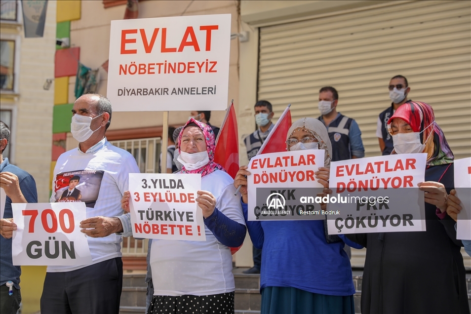 Dayikên Diyarbekirê 700 roj in seba ewladên xwe nobetê digirin