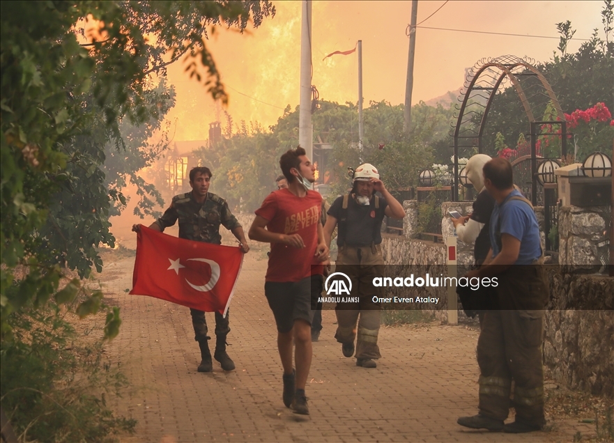 Marmaris'te orman yangınında görevli Azerbaycanlı itfaiyecilerin Türk bayrağı duyarlılığı