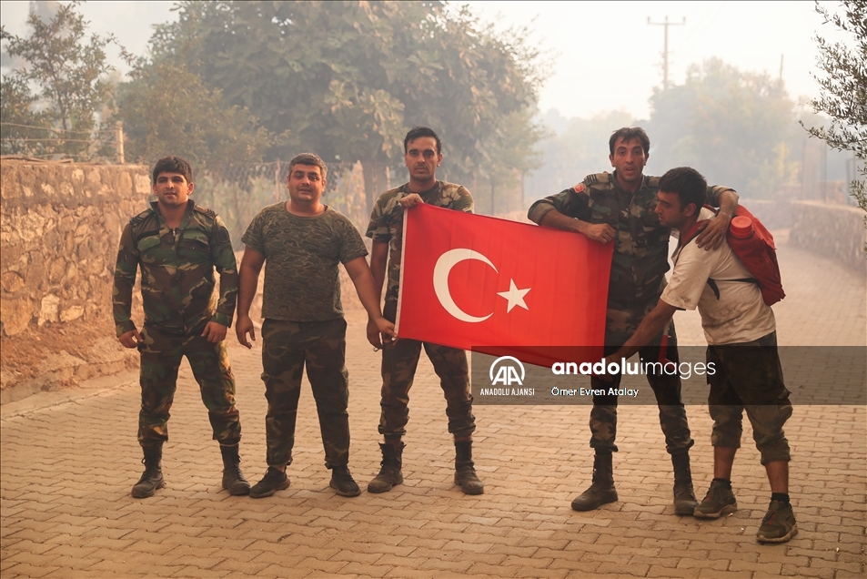 Marmaris'te orman yangınında görevli Azerbaycanlı itfaiyecilerin Türk bayrağı duyarlılığı