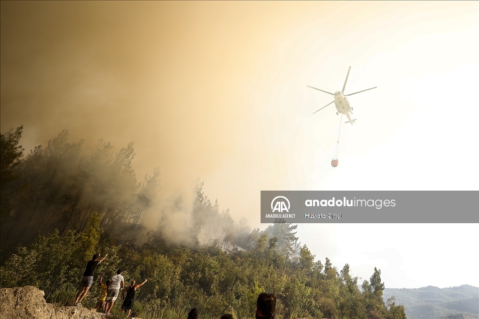Несколько вертолетов одновременно задействованы в тушении пожара в турецком Манавгате провинции Анталья