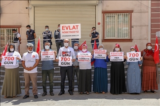 Dayikên Diyarbekirê 700 roj in seba ewladên xwe nobetê digirin