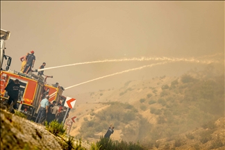 Ciudadanos se unen a la lucha para controlar los incendios forestales en Antalya, Turquía