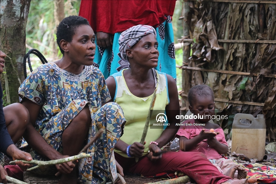 Les Pygmées, l'un des plus anciens peuple d'Afrique, restent fidèles à leur mode de vie millénaire
