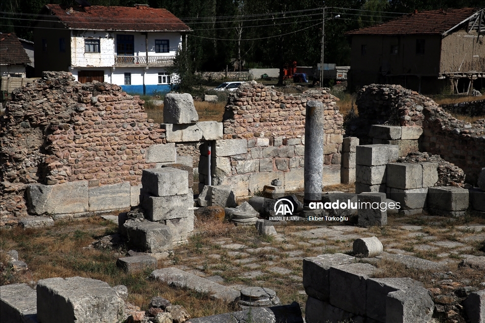 Antik kentin üzerine kurulu ilçede yer arayışı