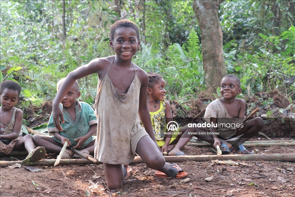 Les Pygmées, l'un des plus anciens peuple d'Afrique, restent fidèles à leur mode de vie millénaire