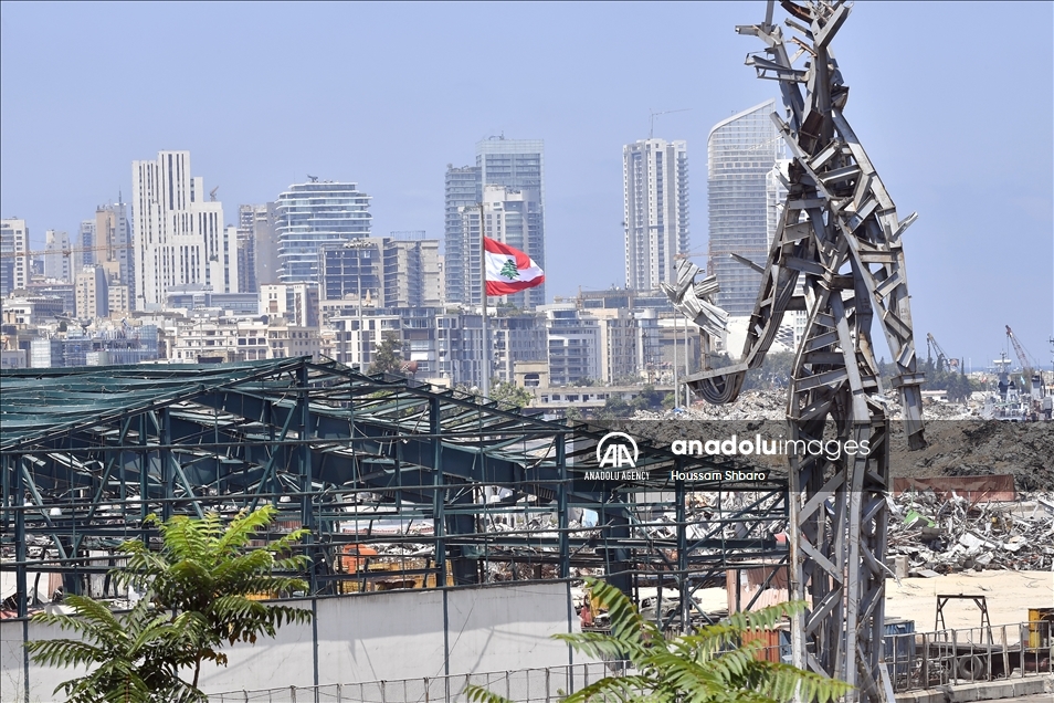 Seniman Lebanon buat patung baja dari puing ledakan tahun lalu