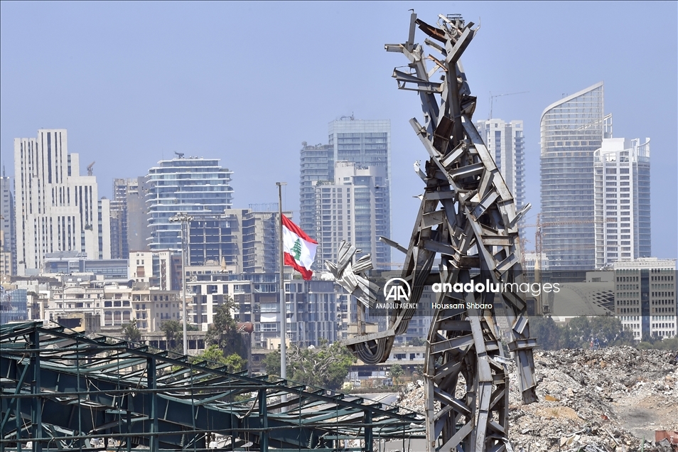 Seniman Lebanon buat patung baja dari puing ledakan tahun lalu