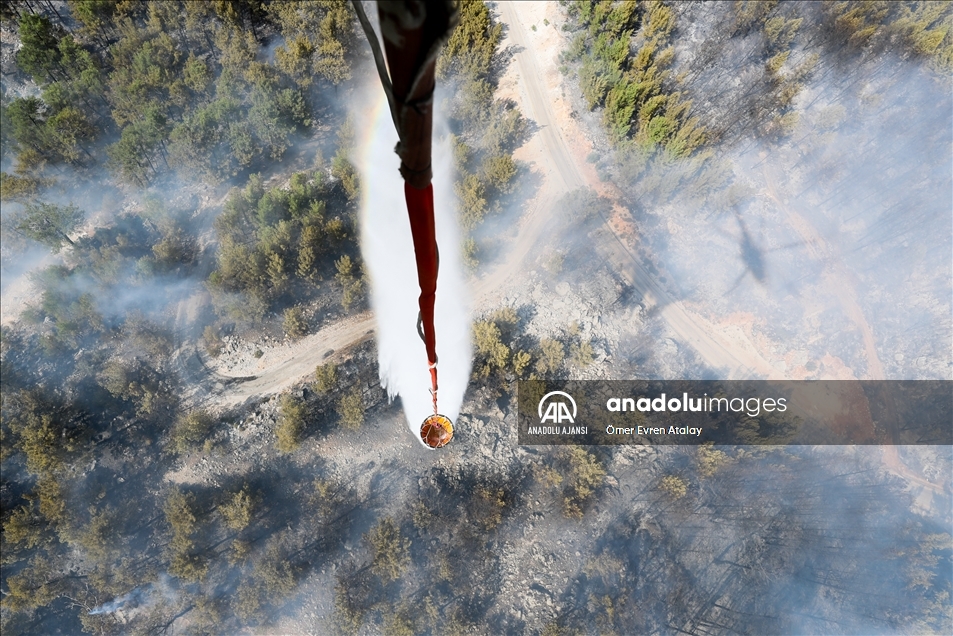 AA ekibi yangın söndürme çalışmalarını havadan görüntüledi