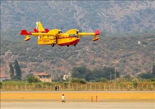 España envía dos aviones extintores para ayudar a combatir los incendios forestales en Turquía