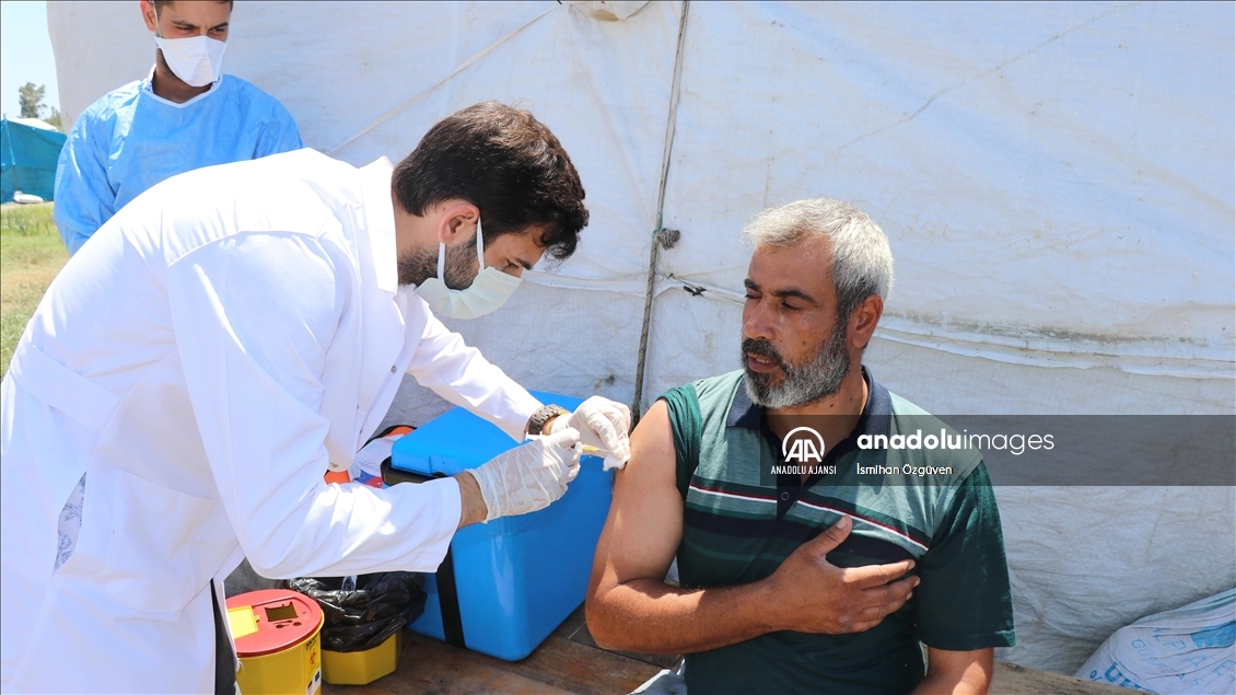 Mevsimlik tarım işçilerine çadırlarında aşı hizmeti