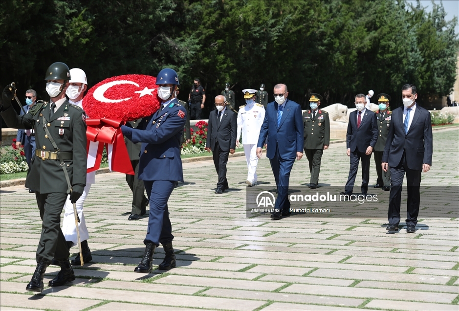 Cumhurbaşkanı Erdoğan ve Yüksek Askeri Şura üyeleri Anıtkabir'i ziyaret etti