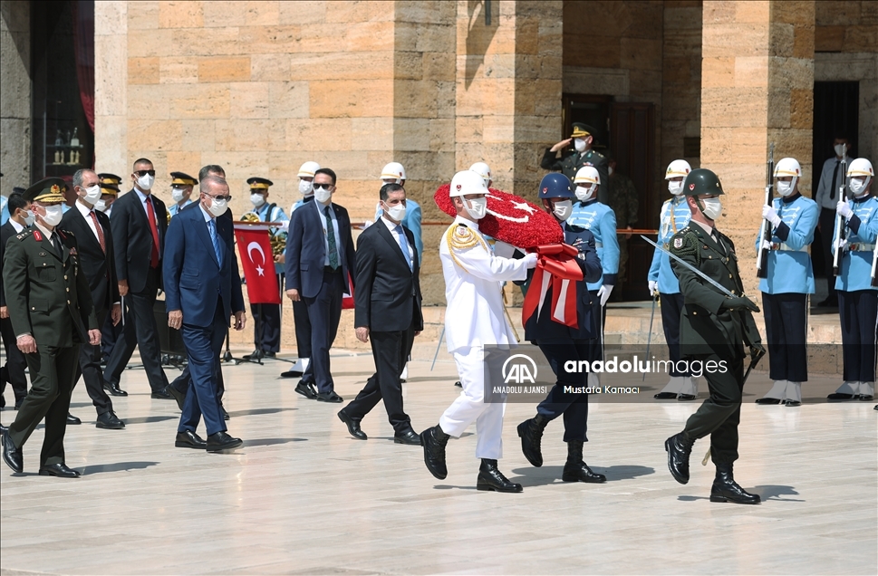 Cumhurbaşkanı Erdoğan ve Yüksek Askeri Şura üyeleri Anıtkabir'i ziyaret etti