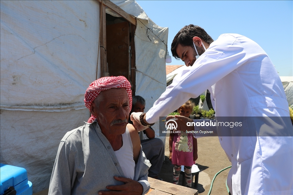 Mevsimlik tarım işçilerine çadırlarında aşı hizmeti