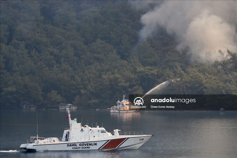 Marmaris'teki orman yangınına, gemiyle denizden de müdahale ediliyor
